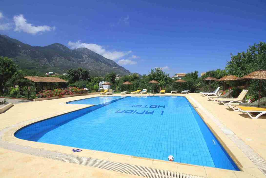 lapida hotel swimming pool