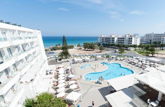 Please wait while we find your perfect hotel