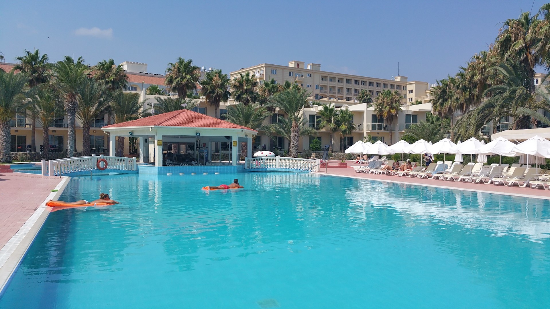 oscar resort hotel large pool