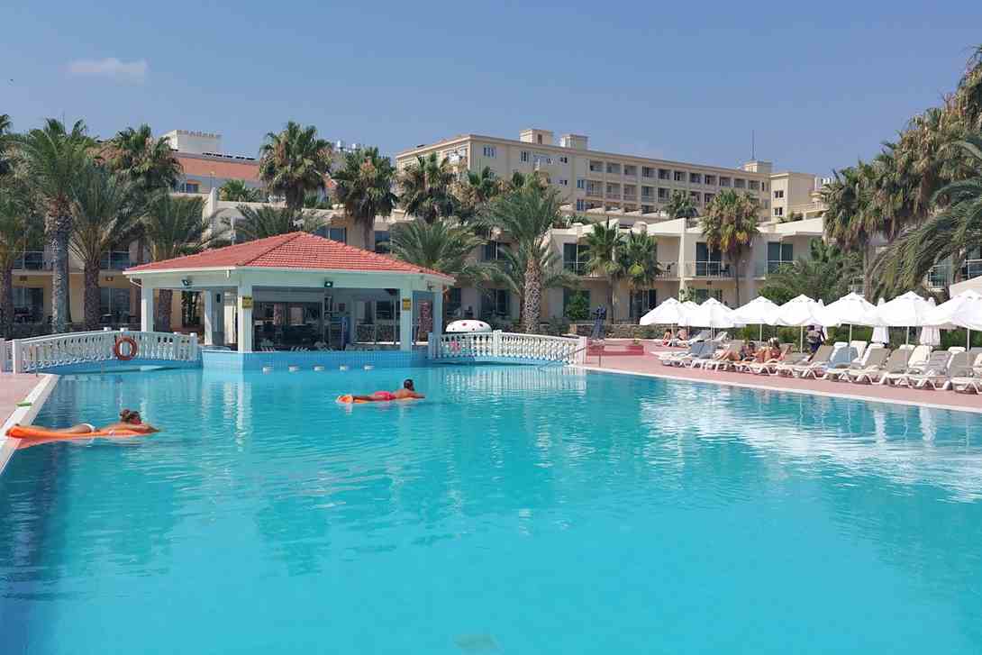 oscar resort hotel large pool