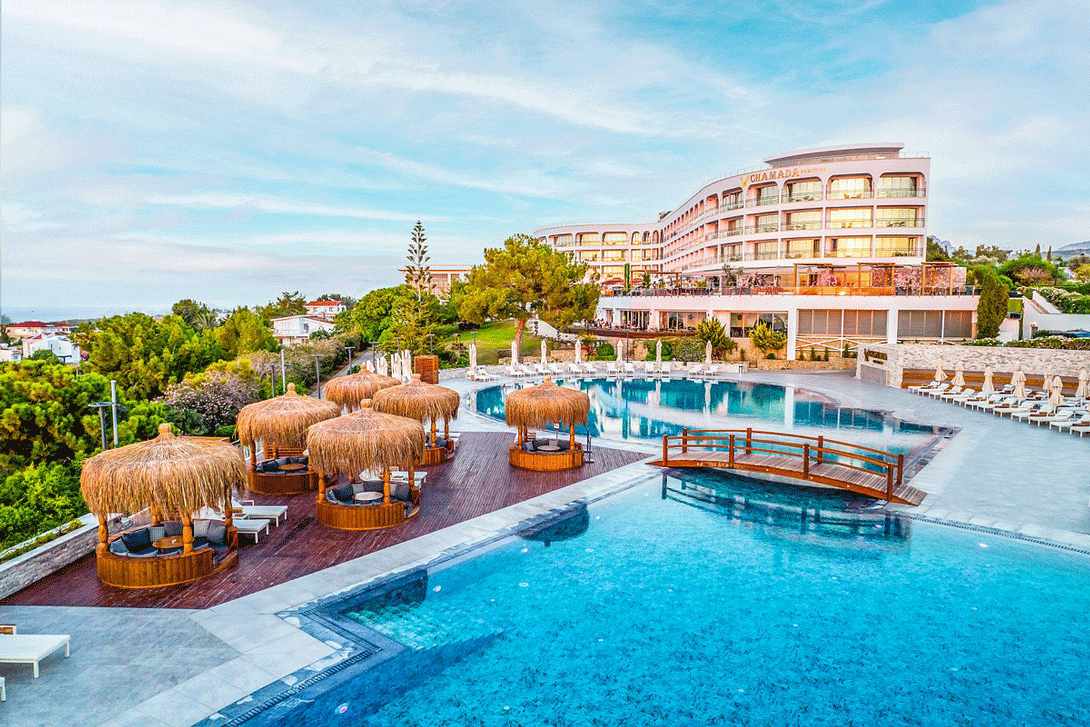 40 chamada prestige hotel pool view