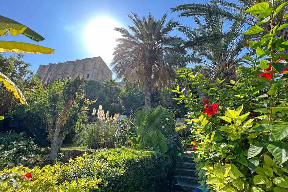 51 bellapais gardens restaurent sitting kyrenia