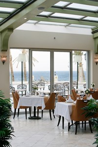 Enjoy your meal in the company of the waves