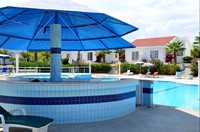 Enjoy the swim up bar!