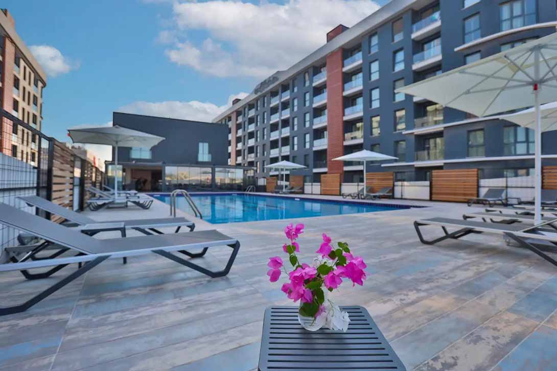 5 caddeminn swimming pool famagusta