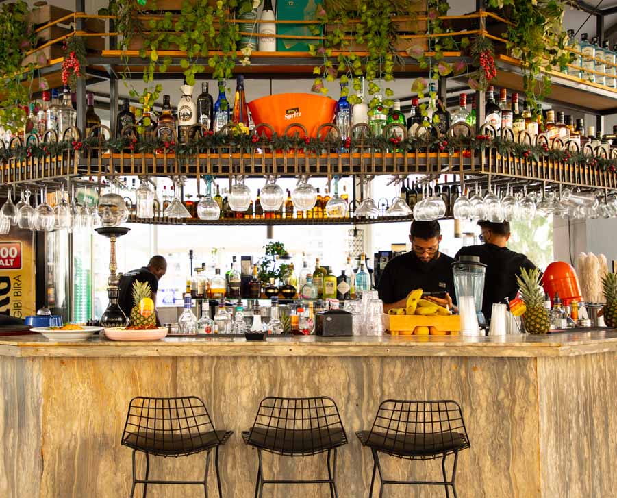 Diverse Dining & Drinking Options