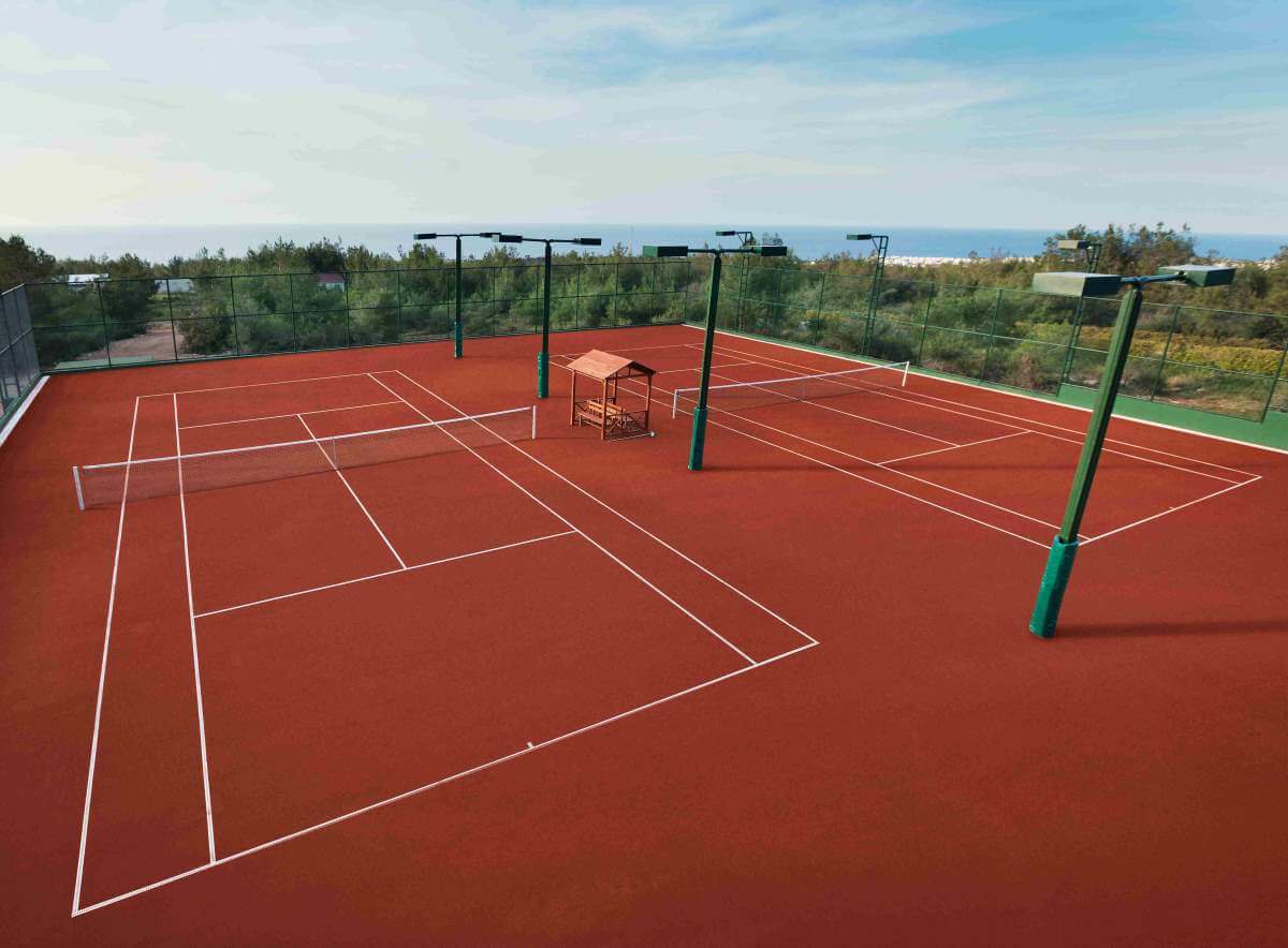 4 Clay Courts
