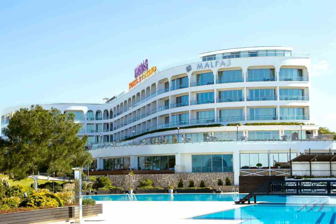 malpas-hotel-pool-view