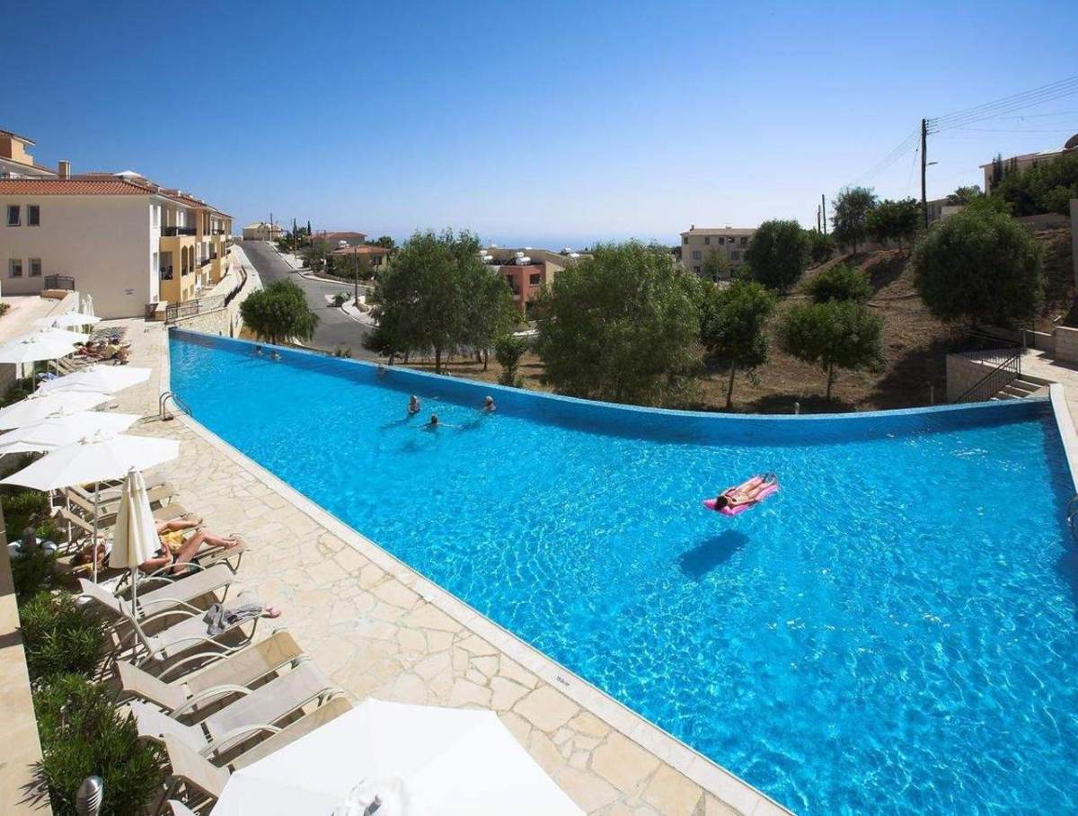 club coral view resort poolside