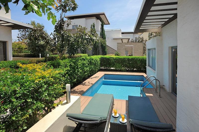 e hotel private pool