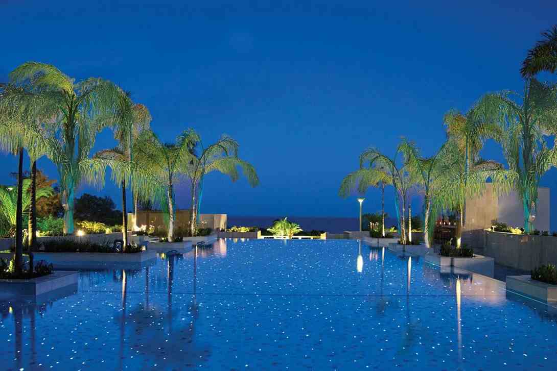 four seasons main swimming pool