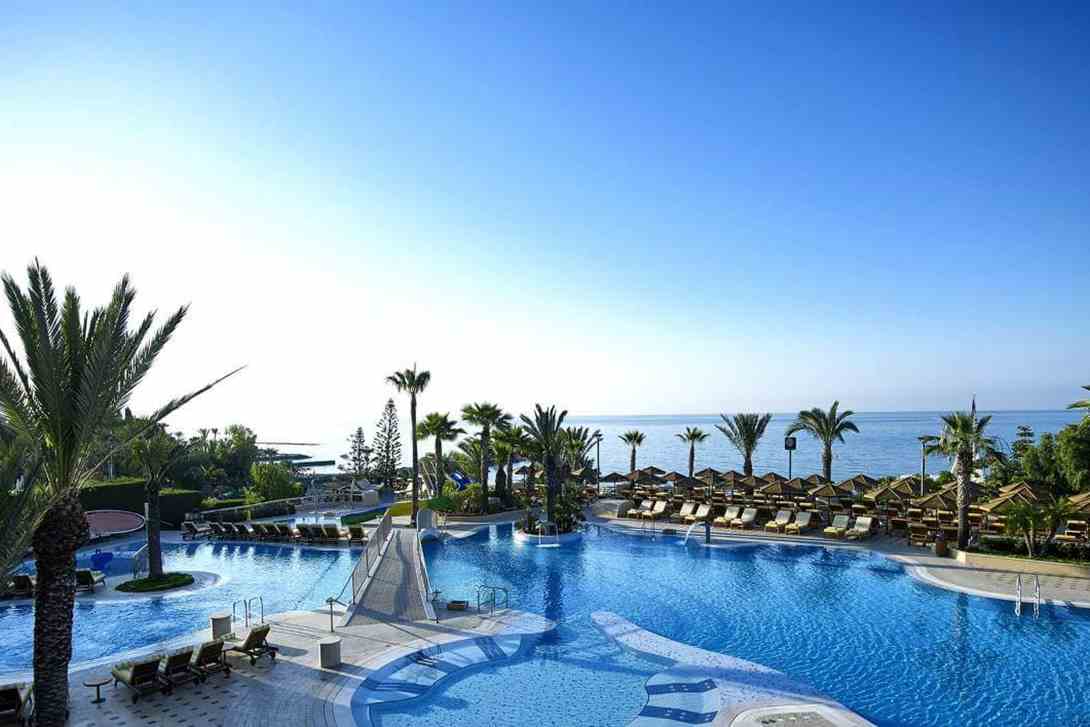 four seasons hotel pools