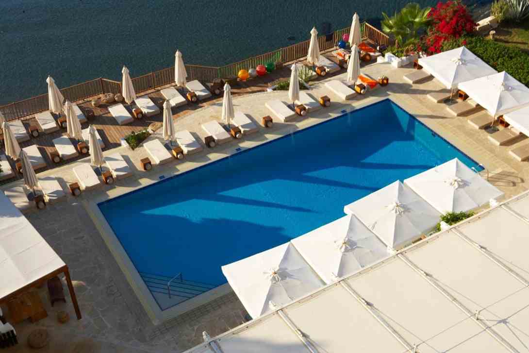 londa hotel pool and sea view