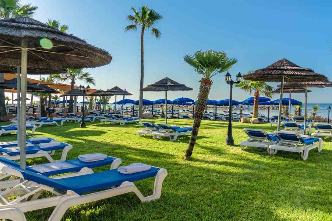 lordos beach hotel comfortbale sunbeds